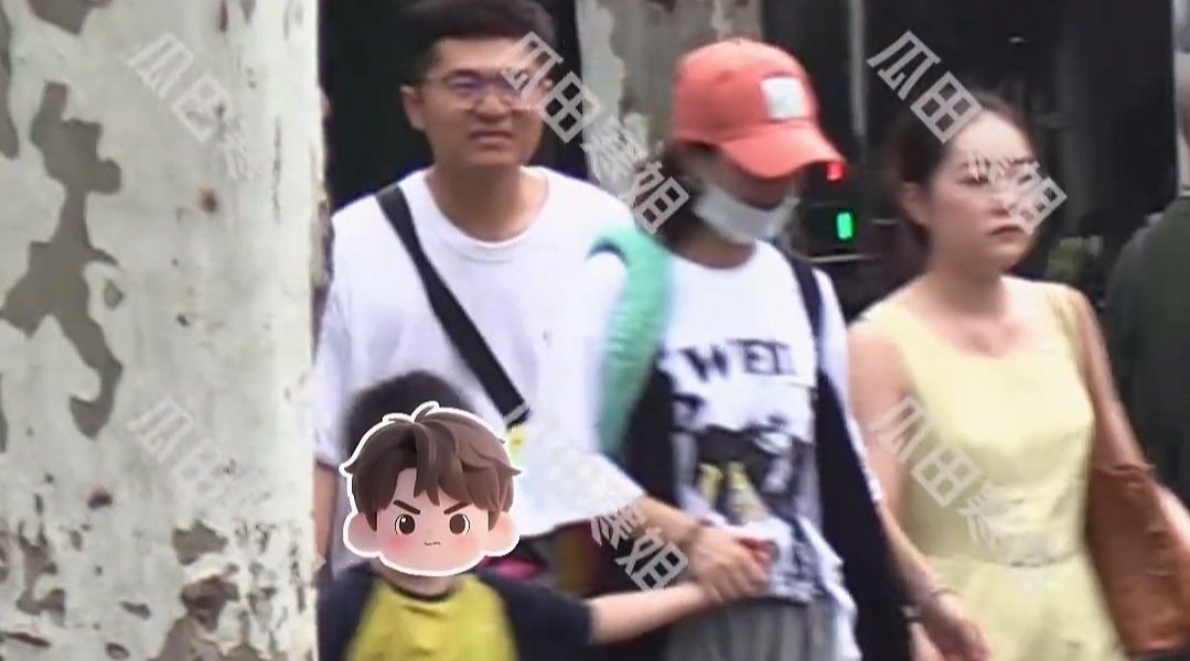 趙麗穎攜子現(xiàn)身街頭，牽手過馬路顯溫馨